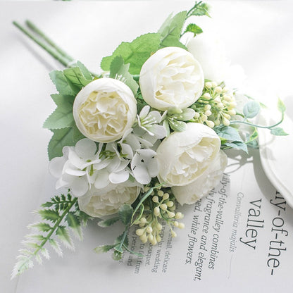 Eleganter Pfingstrosenblumenstrauß