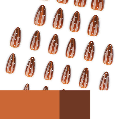 Kunstvolle Nagelverlängerungen mit glänzendem Ombre-Effekt und eleganten Punkten Brehn