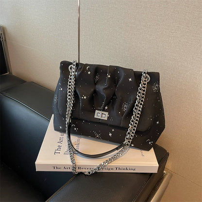 Stylische Handtasche mit Kettenakzenten