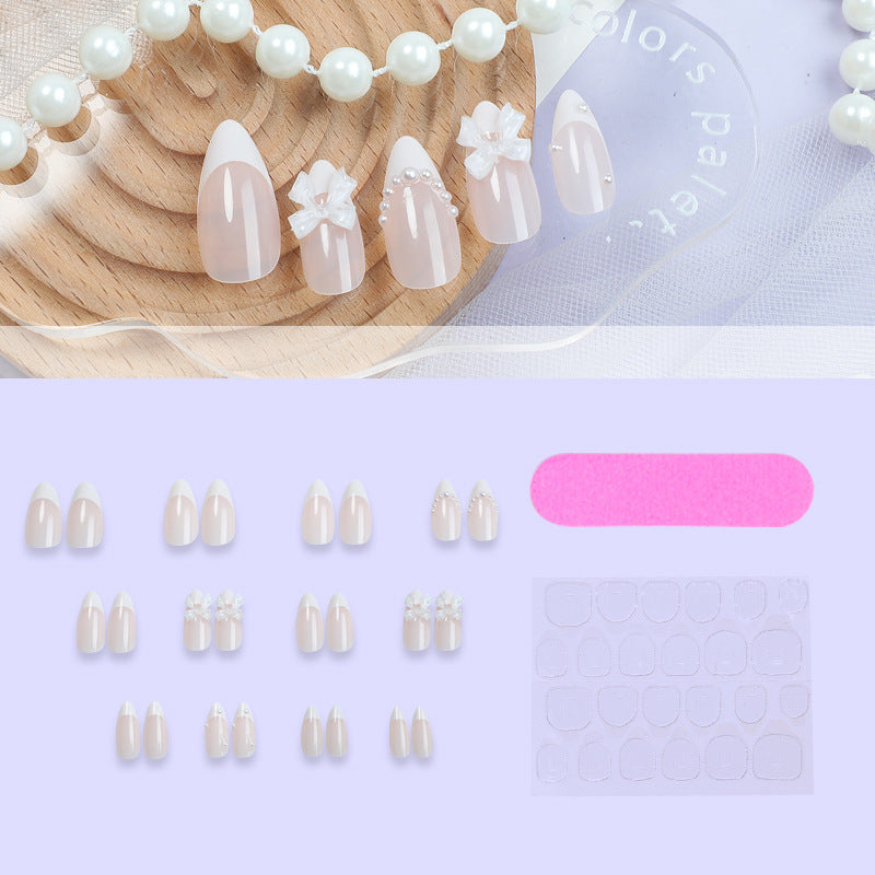 Dekoratives Press-On-Nagelset mit floralen und Perlenverzierungen Brehn