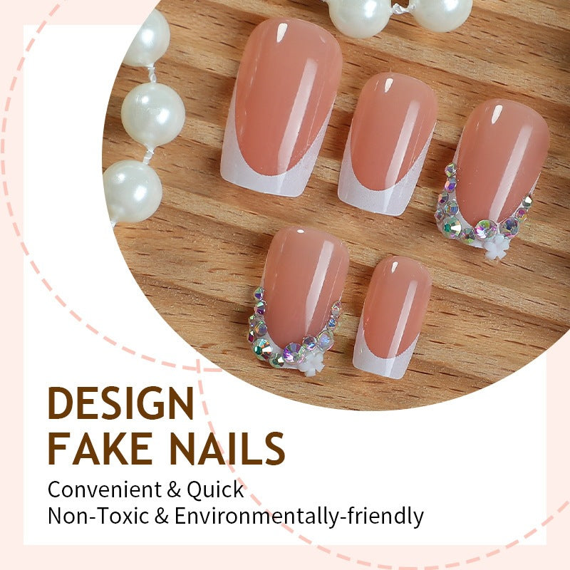 Kunstnagelset mit zarten Blüten- und Glitzerakzenten Brehn