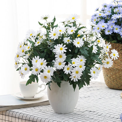 Lebensechte Gänseblümchen-Blumenstiel-Anordnung