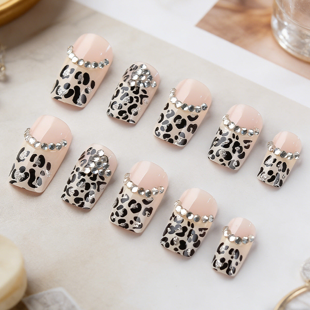 Dekorative Nagelkunst mit Kristallakzenten Brehn