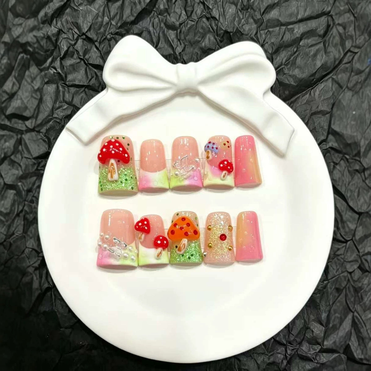Dekoratives Press-On Nagelkunstset mit verspielten Pilzmotiven