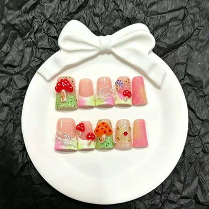 Dekoratives Press-On Nagelkunstset mit verspielten Pilzmotiven