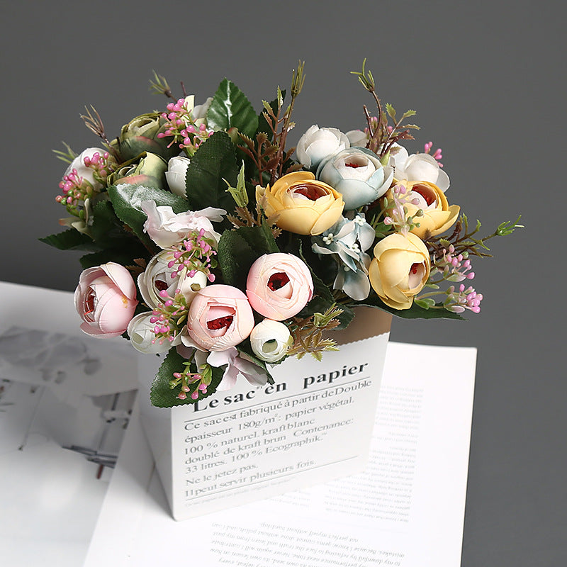 Realistischer Künstlicher Rosenstrauß
