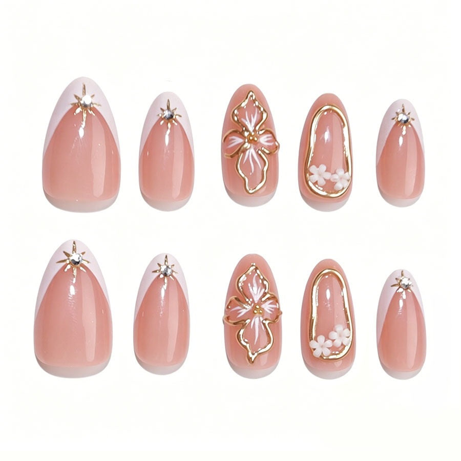 Kunstnagelset mit kunstvollen floralen Akzenten und eleganten 3D-Details Brehn