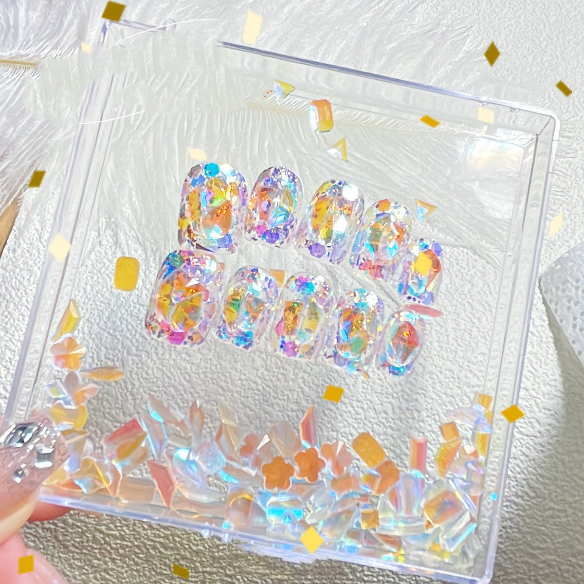 Kunstvolle Nagelspitzen mit Glitzerakzenten Brehn