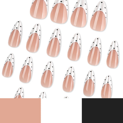 Kunstvolle Nagelkunst mit modernen Punkten und eleganter Spitze Brehn