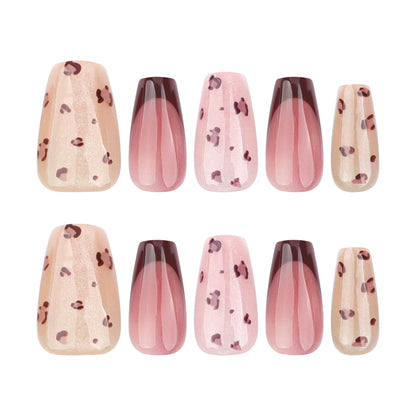 Kunstvolle Nagelverlängerungen mit elegantem Glitzer-Design Brehn