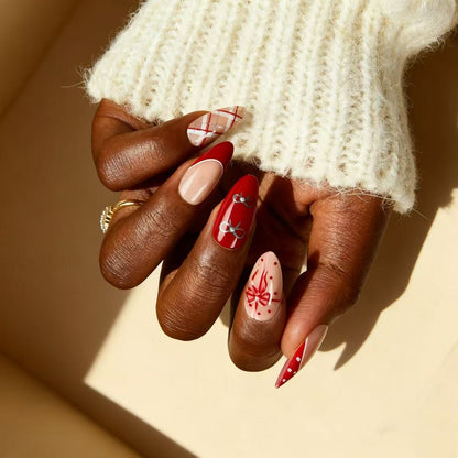 Kunstvolle Nagelverlängerungen mit eleganten Mustern und Verzierungen Brehn