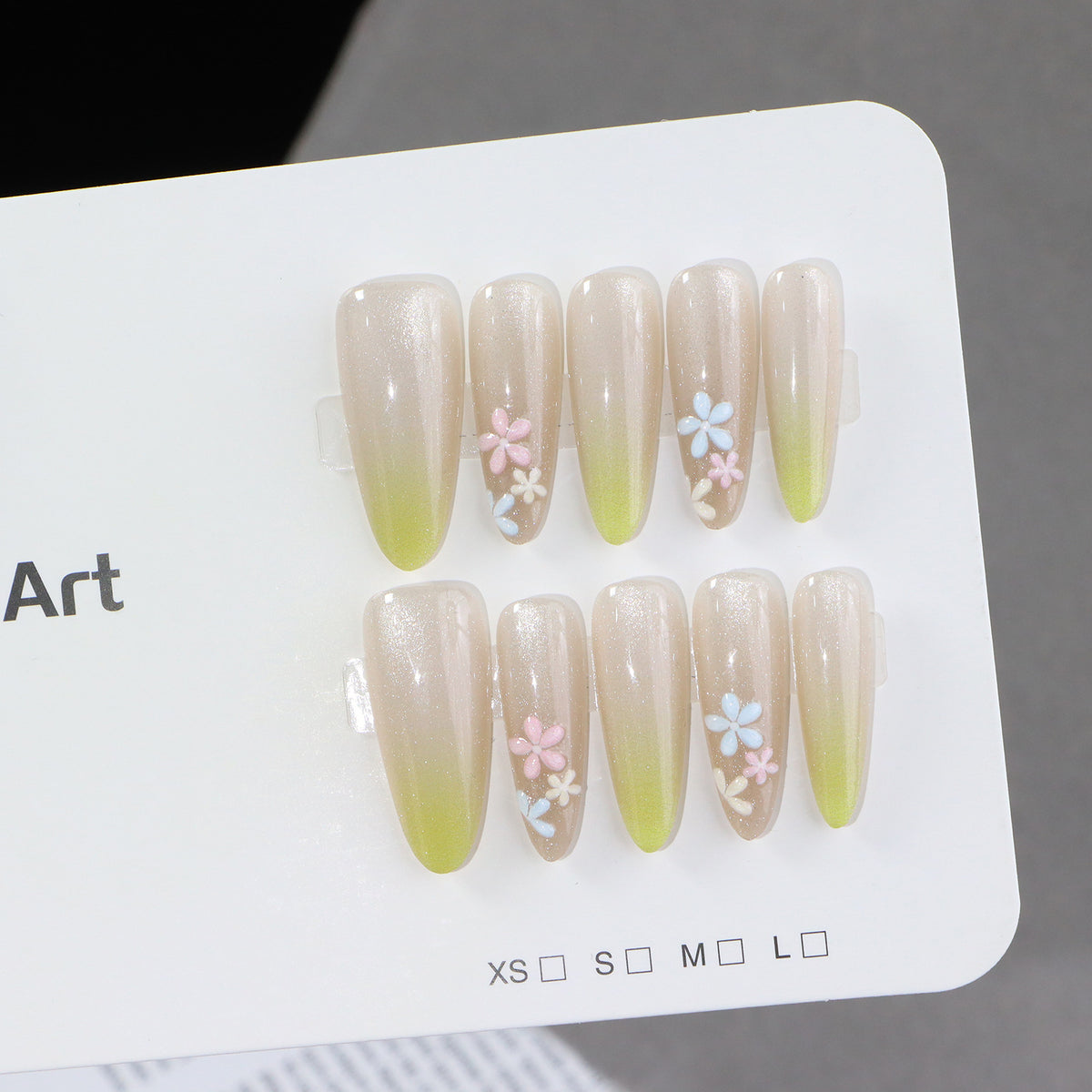 Elegante Ombre Press-On Nail Set mit floralen Akzenten Brehn