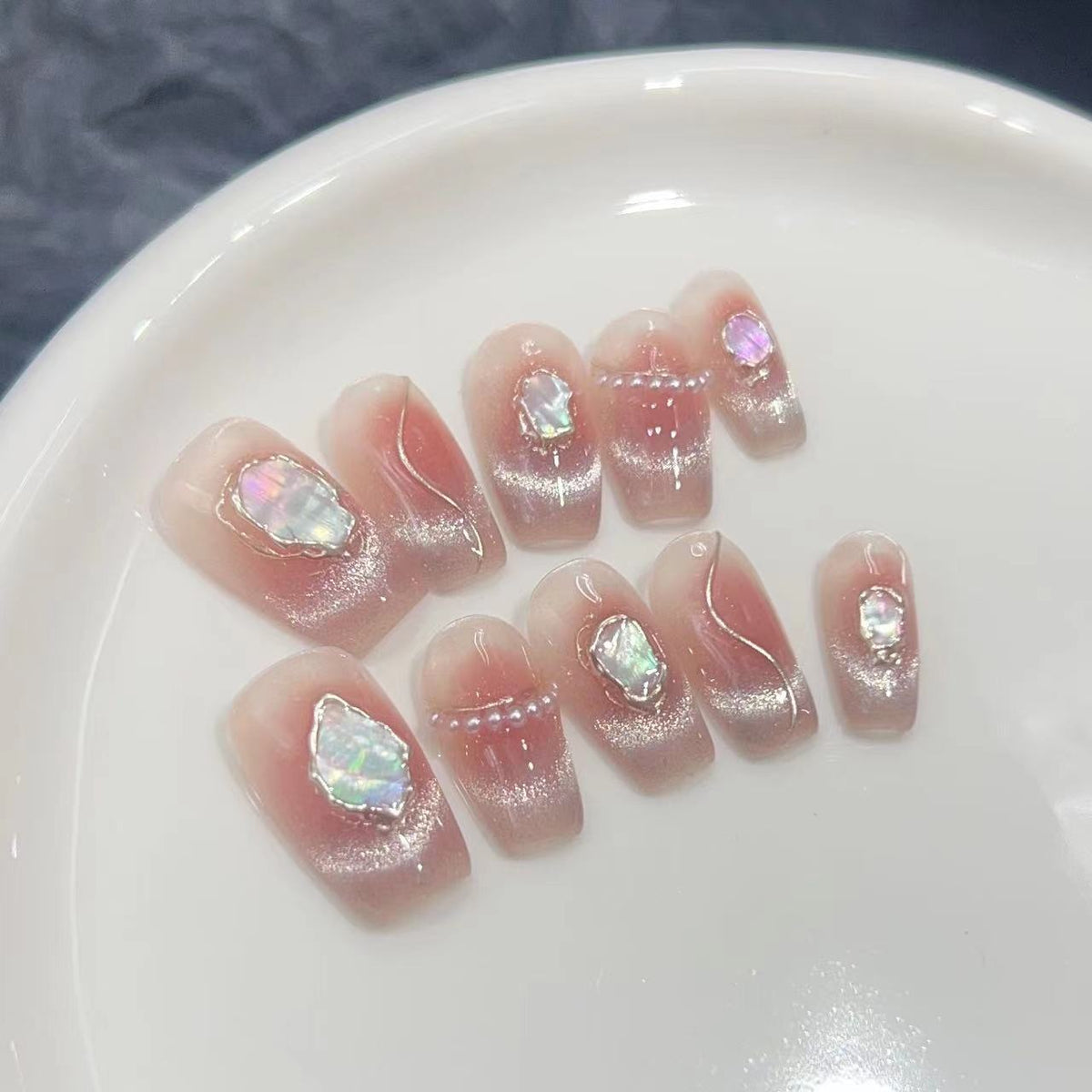 Dekorative Press-On Nagelkollektion mit Edelsteinakzenten Brehn