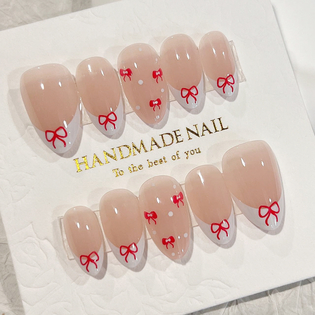 Kunstvolle Nagelverlängerungen mit elegantem Blattmuster Brehn