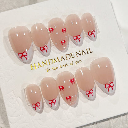 Kunstvolle Nagelverlängerungen mit elegantem Blattmuster Brehn