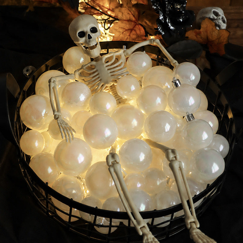 Set aus perlmutt-glänzenden Kunststoff-Christbaumkugeln in zwei Größen