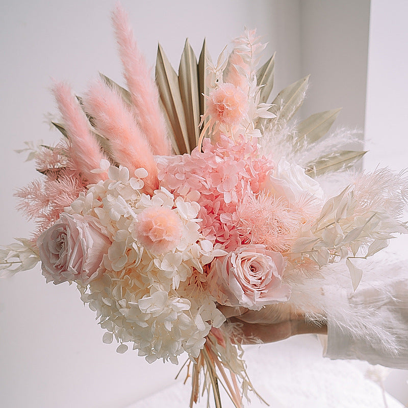 Elegante Trockenblumenstraußarrangement