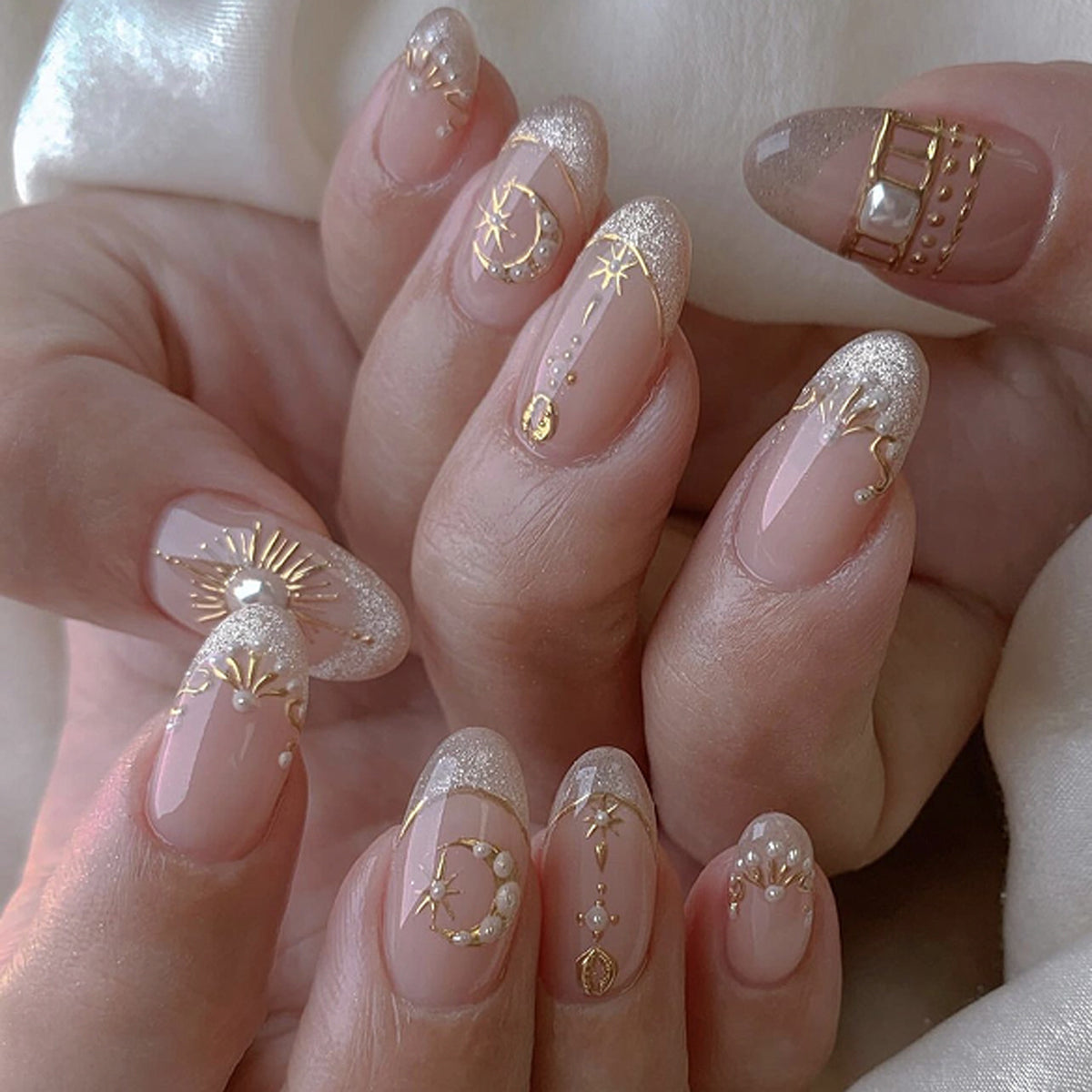 Glamouröse Nagelkunst mit feinen Goldakzenten Brehn