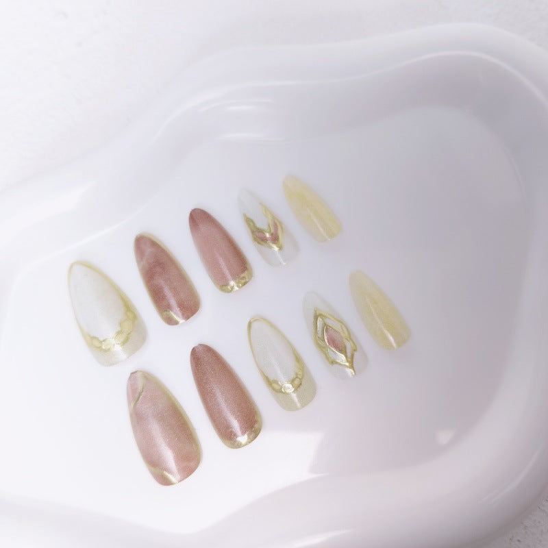 Kunstnägel mit floralen Goldakzenten und glänzendem Finish Brehn