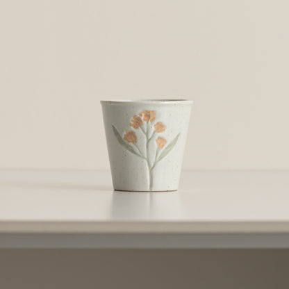 Dekorative blumenmotivierte Keramikpflanze