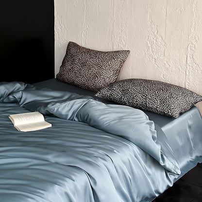 Seidenglänzende Satin-Bettwäschegarnitur mit glattem Fall und Animal-Print-Kissen