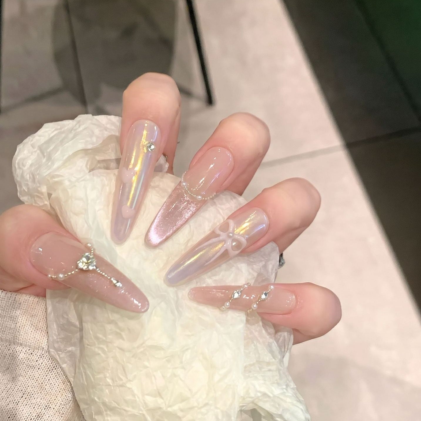 Premium dekorative Press-On Nagelset mit eleganten Edelsteindekoren Brehn