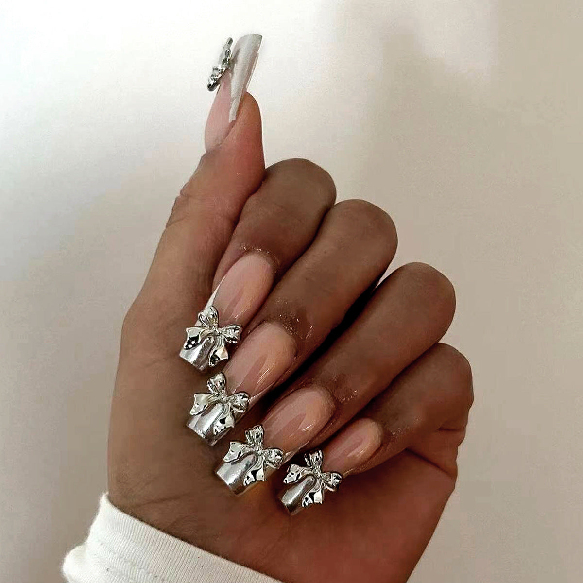 Exquisite Nagelkunst mit Schmuckelementen Brehn