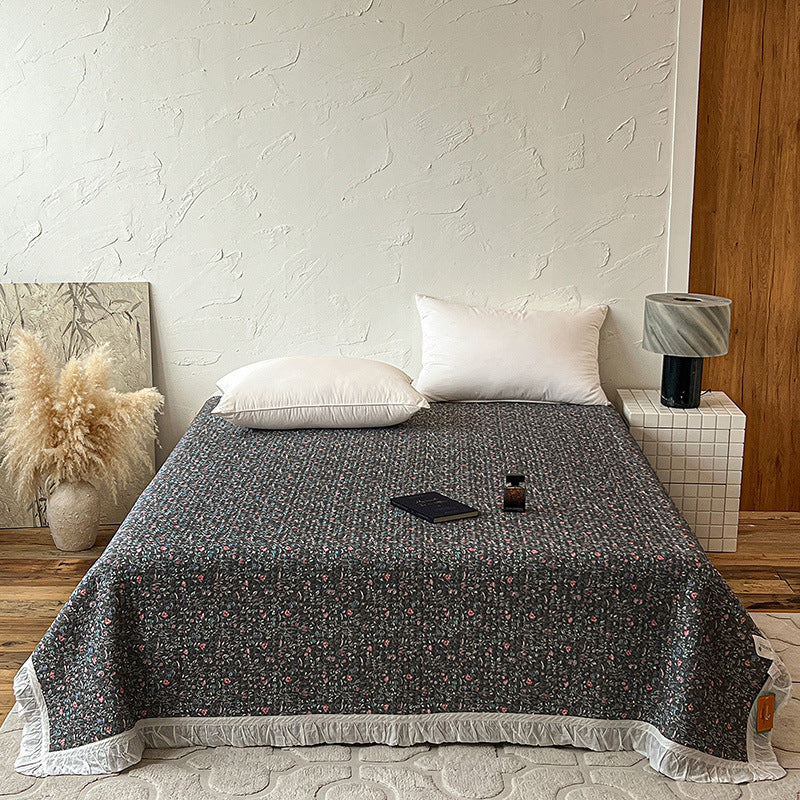 Gesteppte Bettdecke mit Rüsche und Miniblumenmuster