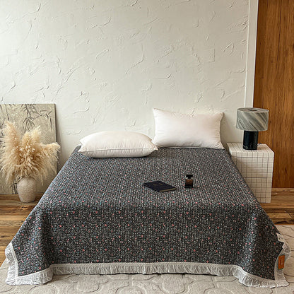 Gesteppte Bettdecke mit Rüsche und Miniblumenmuster