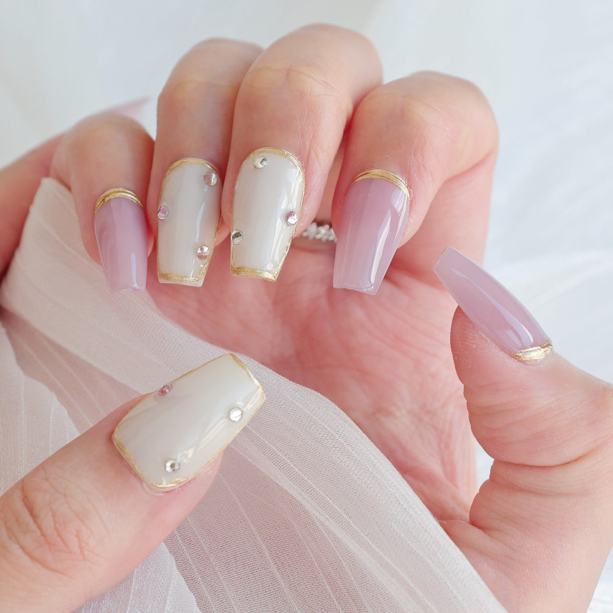 Künstlerisches Press-On Nagelkunstset mit Herz- und himmlischen Designs