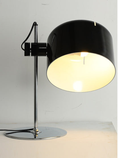 Moderne Schreibtischlampe mit verstellbarem Schirm