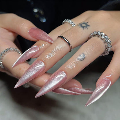 Kunstvolle Stiletto-Nägel mit schimmerndem Glitzer Brehn