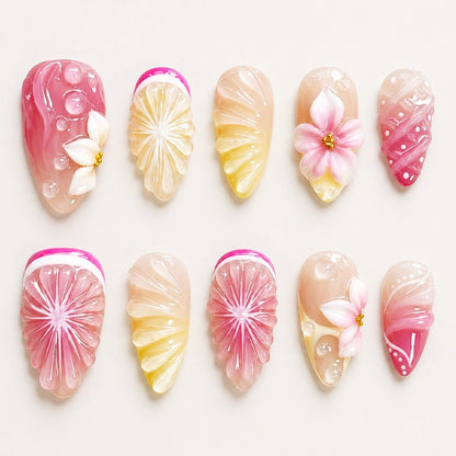 Kunstnagelset mit eleganten floralen Details und Glitzereffekten Brehn