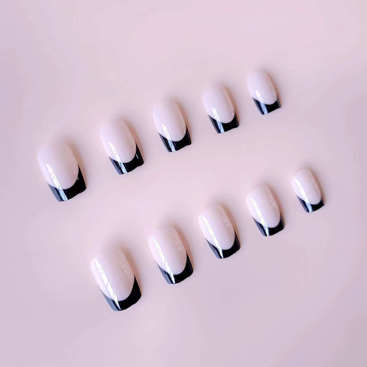Kunstnagelset mit eleganten französischen Spitzen und mattem Finish Brehn