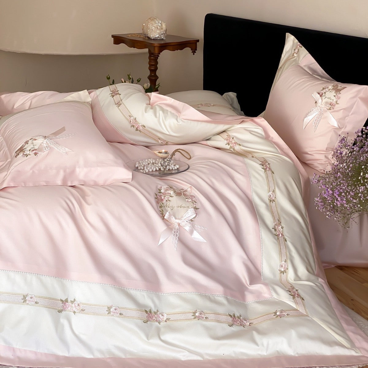Bestickte Blumenband Baumwollsatin Bettbezug Set mit Kopfkissenrolle & Rüschen Kissenbezügen