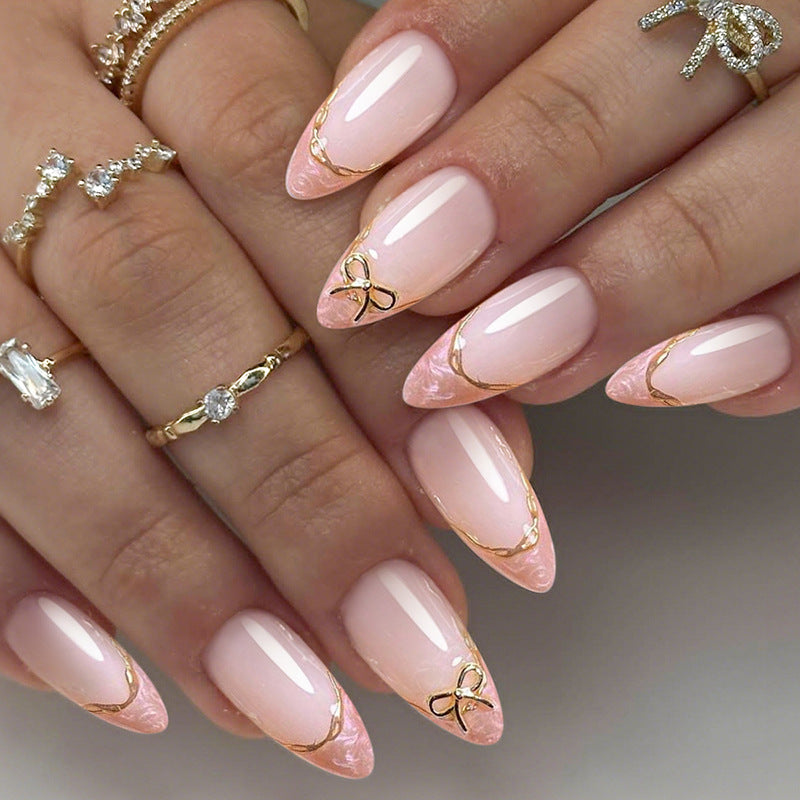 Kreatives Stiletto Kunstnagelset mit Goldverzierungen und transparentem Finish Brehn