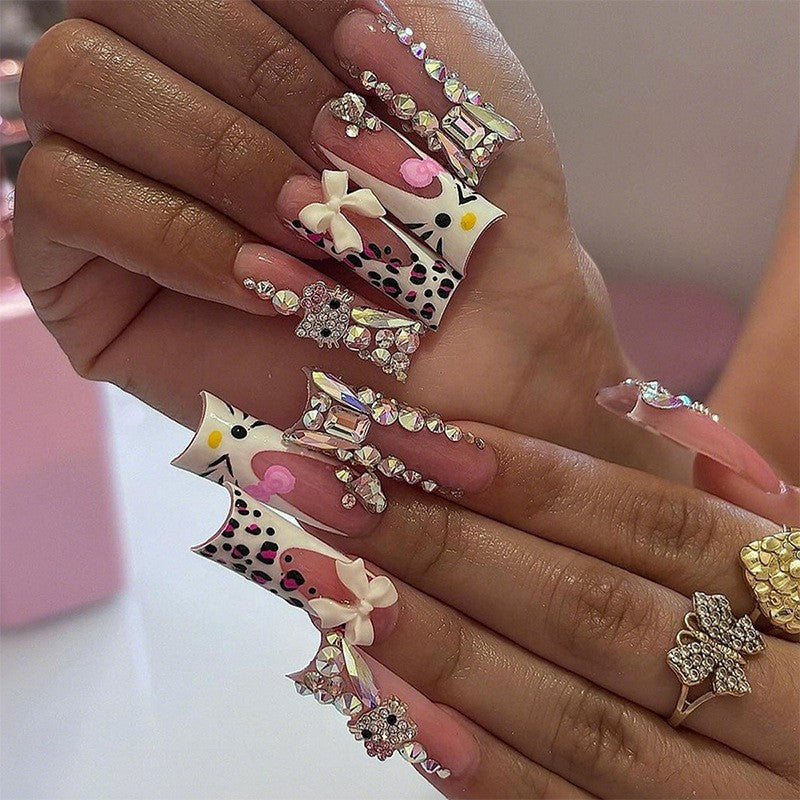 Glamouröses Kunstnagelset mit funkelnden Strassverzierungen und kreativen Tiermotiven Brehn