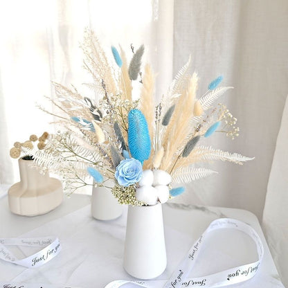 Schickes Trockenblumenarrangement