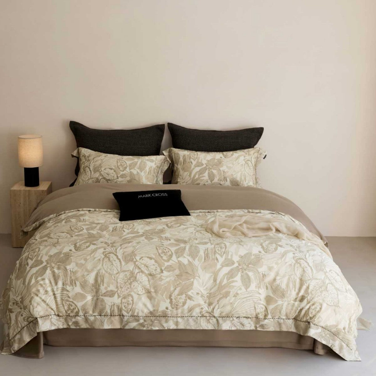 Wendbare Baumwollsatin Blumenbettwäsche mit besticktem Saum und Kopfkissenbezügen