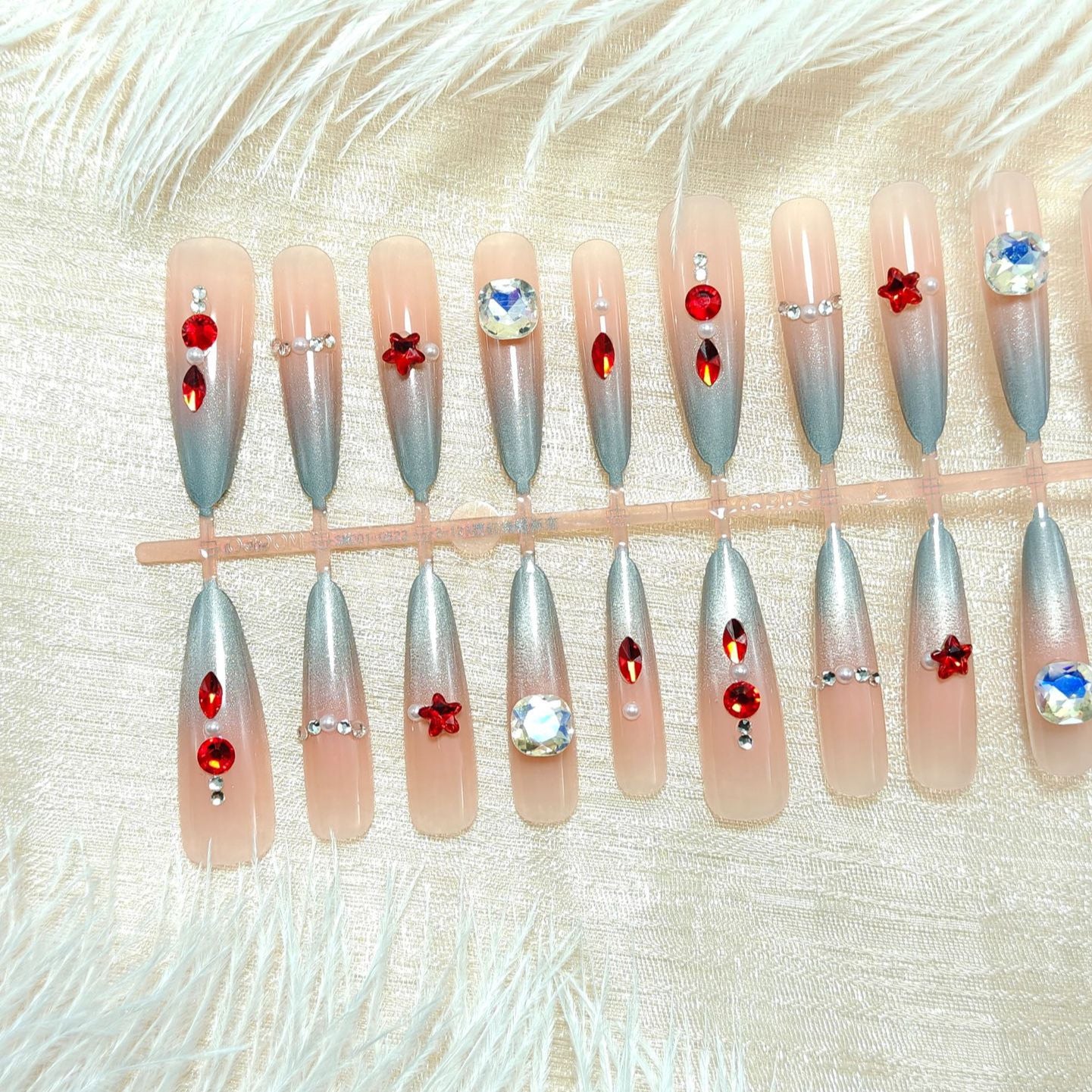 Kunstnägel mit Glamourösem Design und Funkelnden Akzenten Brehn