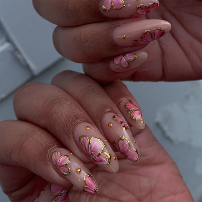 Kunstvolle Nagelkunst mit eleganten Blütenmotiven und Goldakzenten Brehn