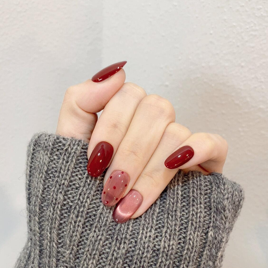 Künstliche Nagelspitzen mit Kreativen Punkten und Hochglanz Brehn