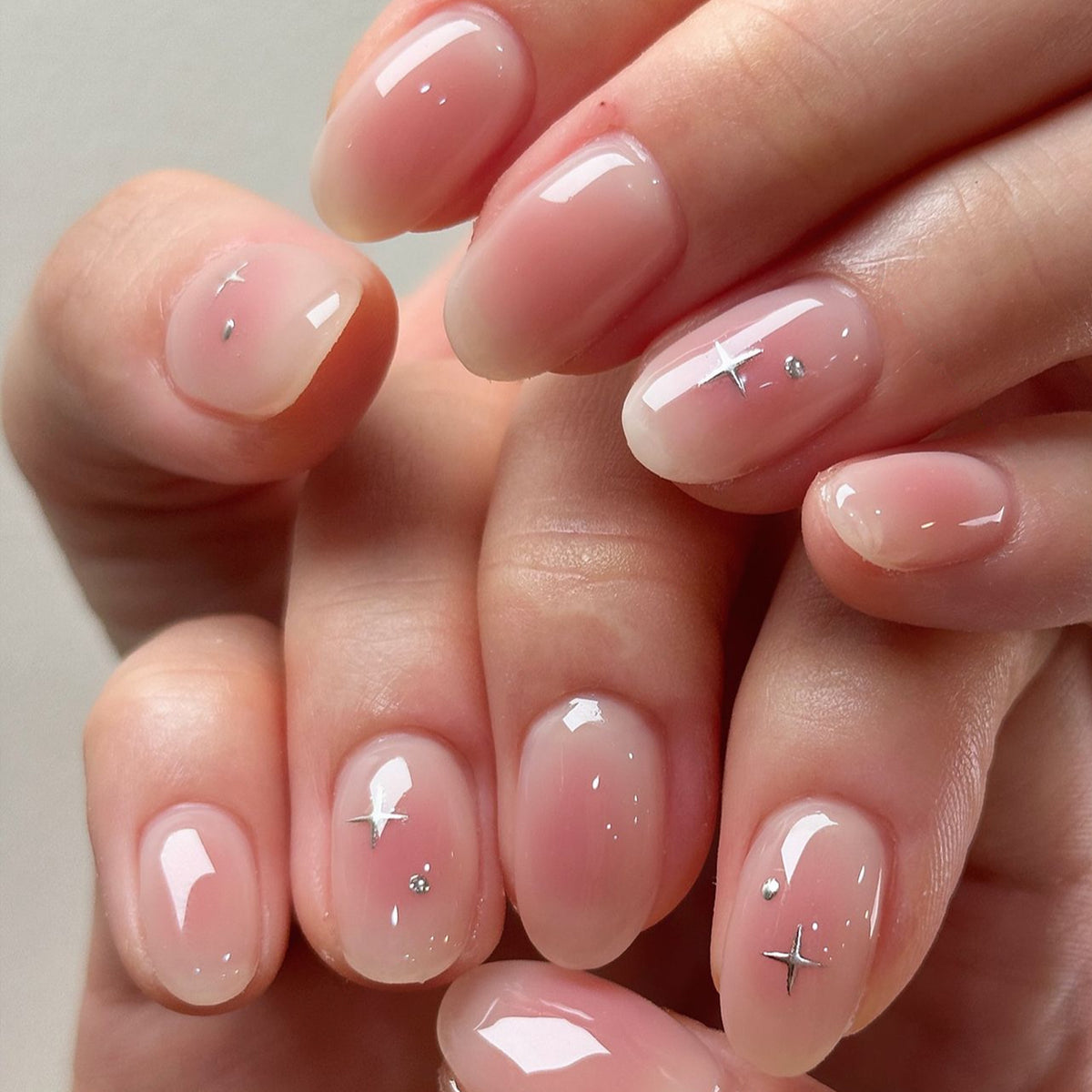 Elegante Glänzende Nail Tips mit Subtilen Sternakzenten Brehn