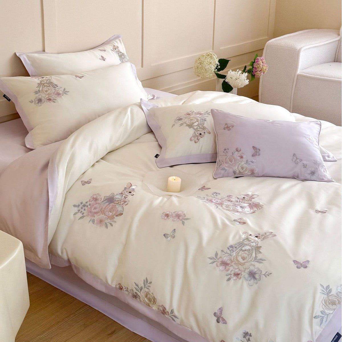 Feinbesticktes Bettwäsche-Set mit floralen Motiven und Tierapplikationen