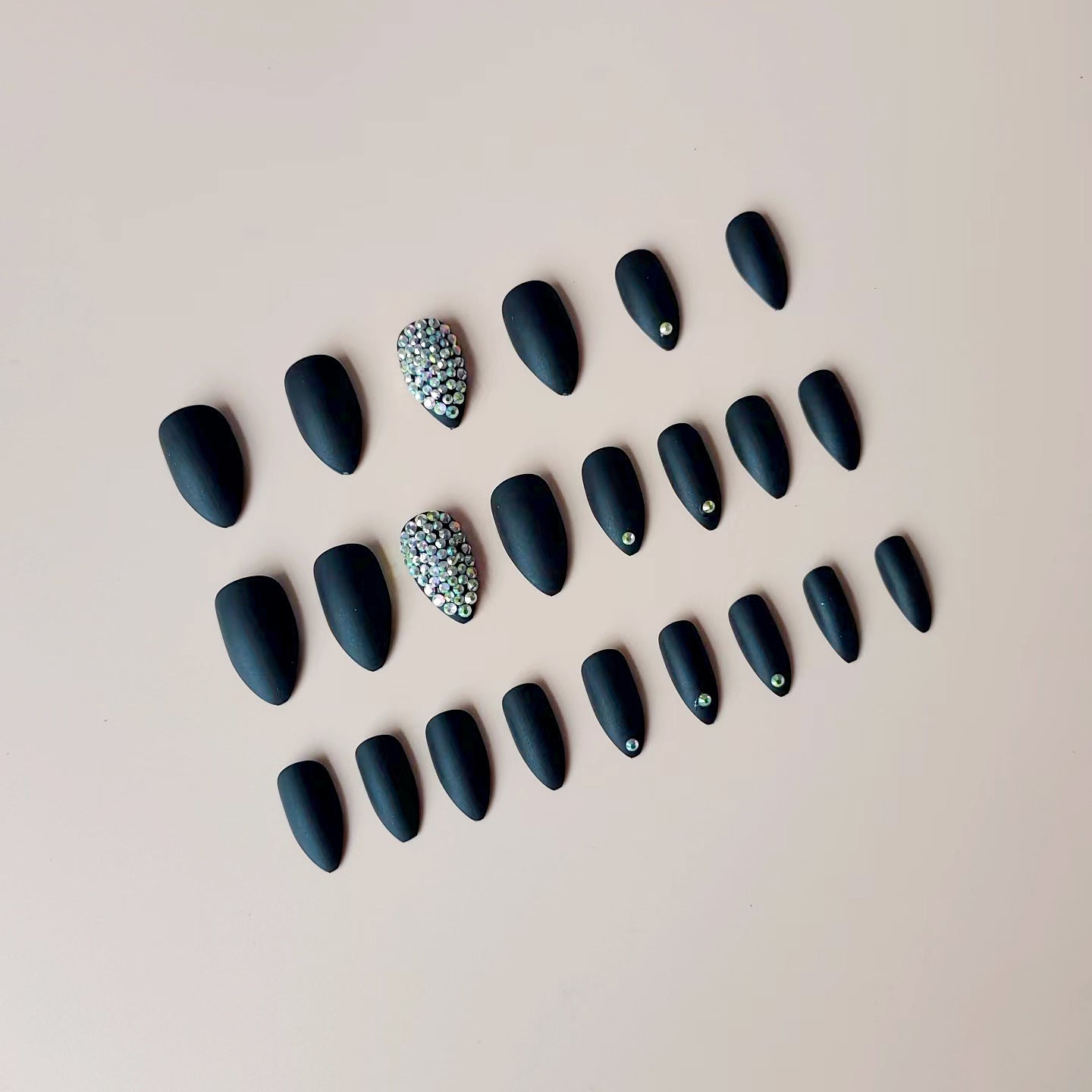 Kunstnagelset mit mattem Finish und funkelnden Akzenten Brehn