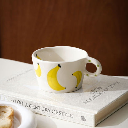 Keramikbecher mit handbemalter Bananen-Illustration und rundem Griff