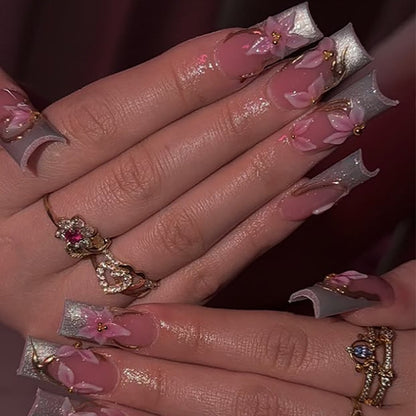 Elegantes Kunstnagelset mit floralen Designs und Glitzerakzenten Brehn