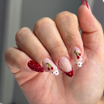 Kunstvolle Nagelverlängerungen mit fruchtigem Kirschdesign Brehn