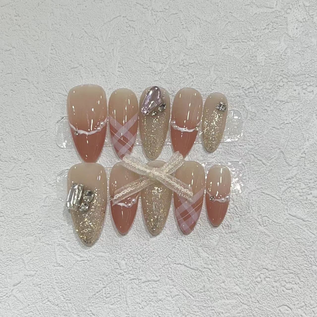 Dekoratives Stiletto Press-On Nail Art Set mit Strass- und Glitzerakzenten Brehn