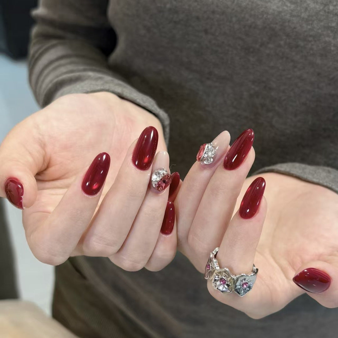 Elegante Press-On-Nagelerweiterungen mit dekorativen Edelsteinschmuckakzenten